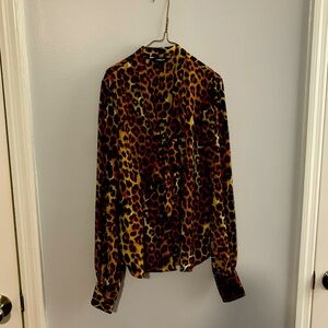 A  chic stylish leopard print  dress shirt for any occasion size XS,